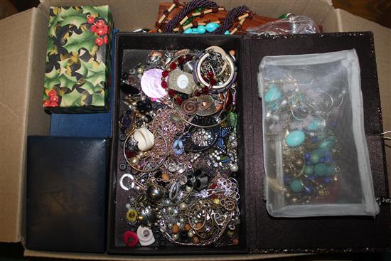 Large qty costume jewellery
